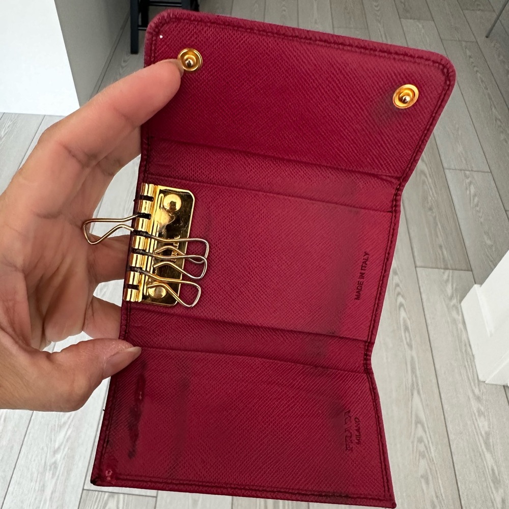 Prada - Picture 3 of 4